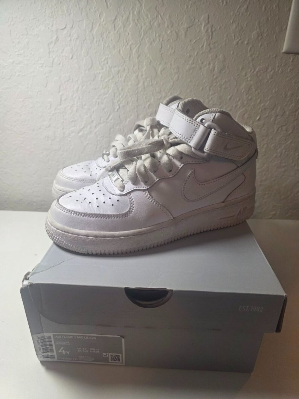 NIKE Boys Air Force One 1 Triple White Mid LE size 4Y - DH2933-111